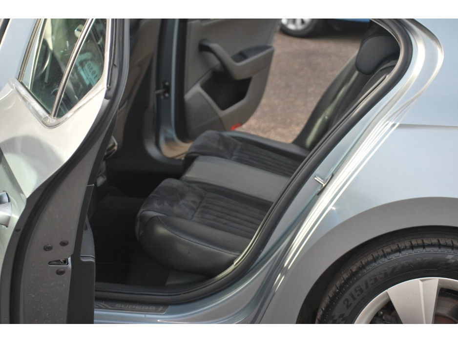 2017 Skoda Superb - image 9