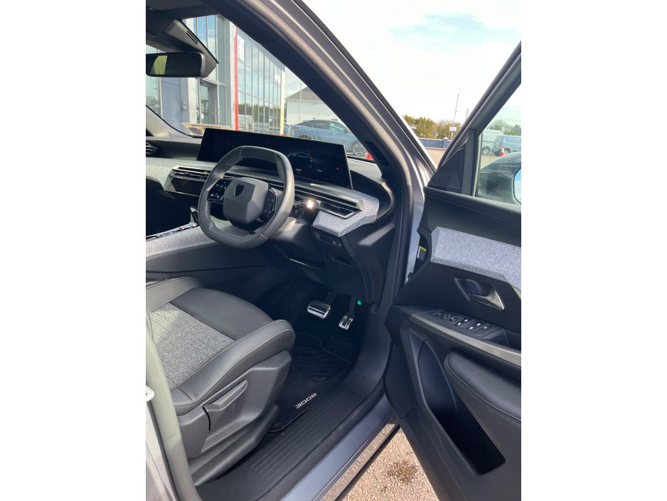 2025 Peugeot 5008 - image 7