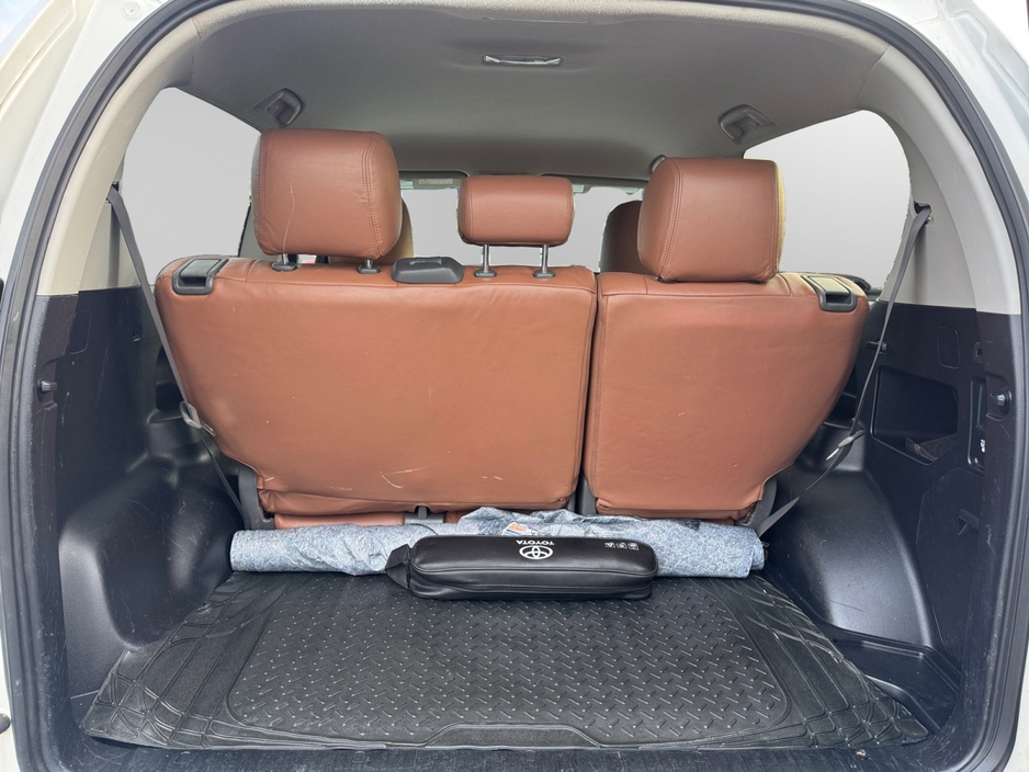 2019 Toyota Landcruiser - image 16