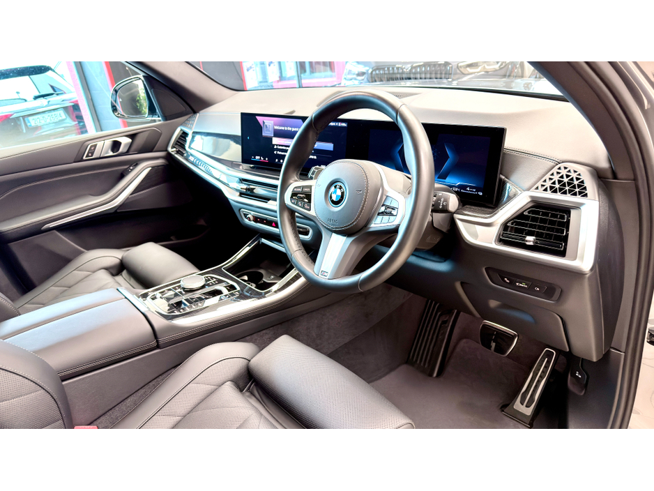 2025 BMW X5 - image 9