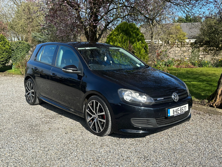 2011 Volkswagen Golf - image 2