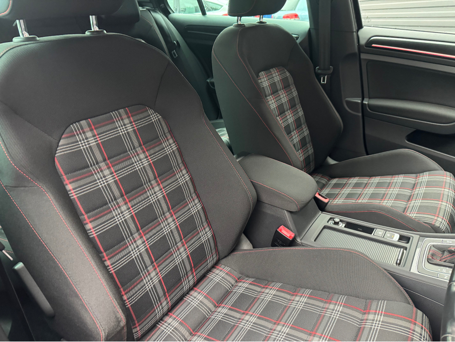 2014 Volkswagen Golf - image 11