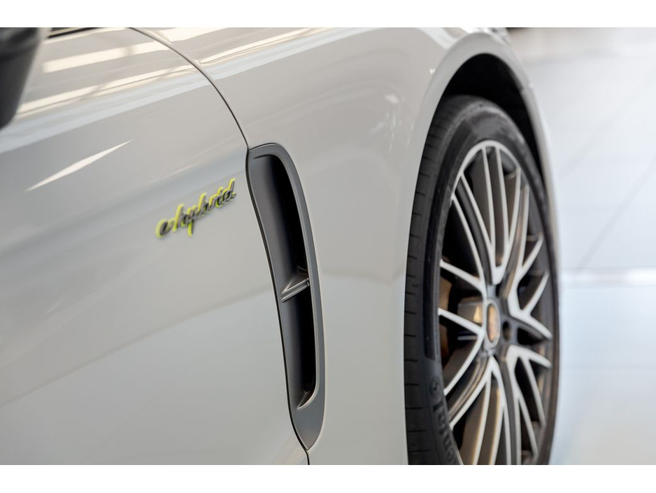 2023 Porsche Panamera - image 15