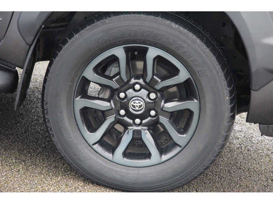 2023 Toyota Hilux - image 11
