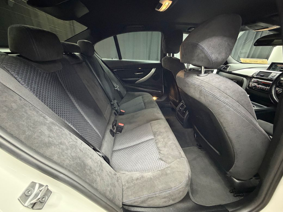 2017 BMW 3 Series - image 32