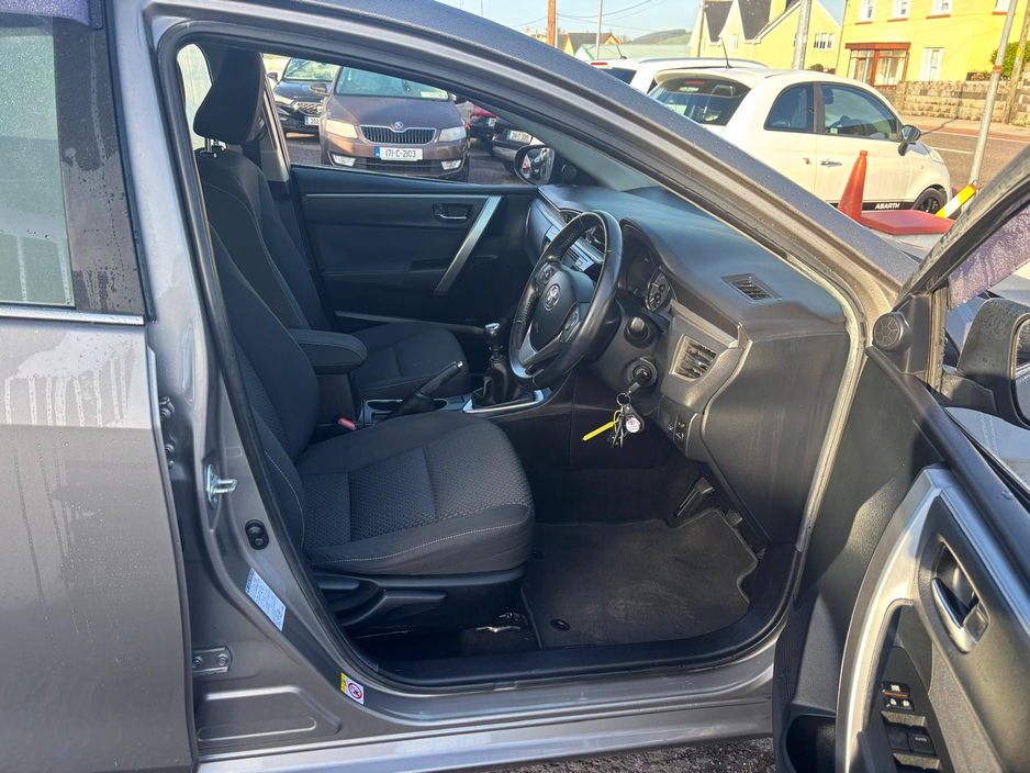 2015 Toyota Corolla - image 4