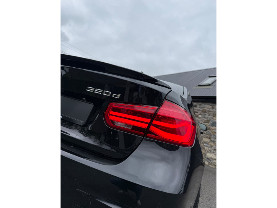 2017 BMW 3 Series - image 7