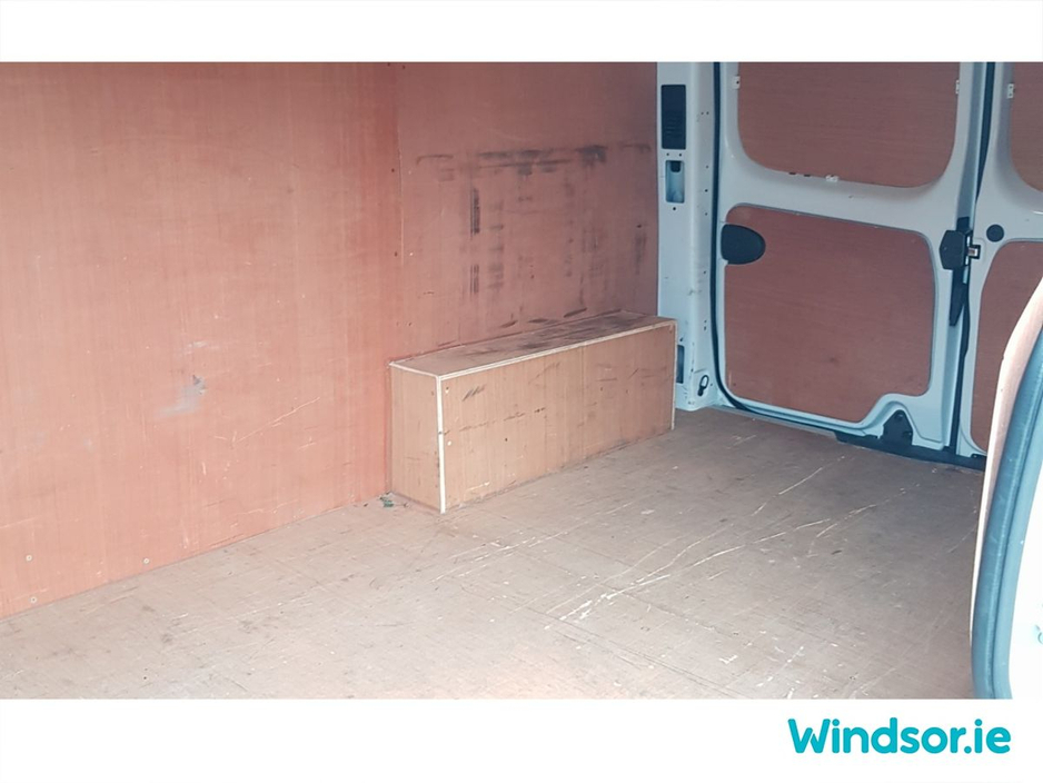 2023 Renault Trafic - image 8