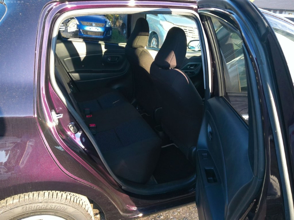 2016 Toyota Yaris - image 9