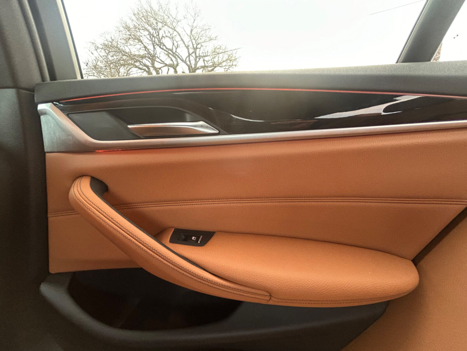 2021 BMW 5 Series - image 22