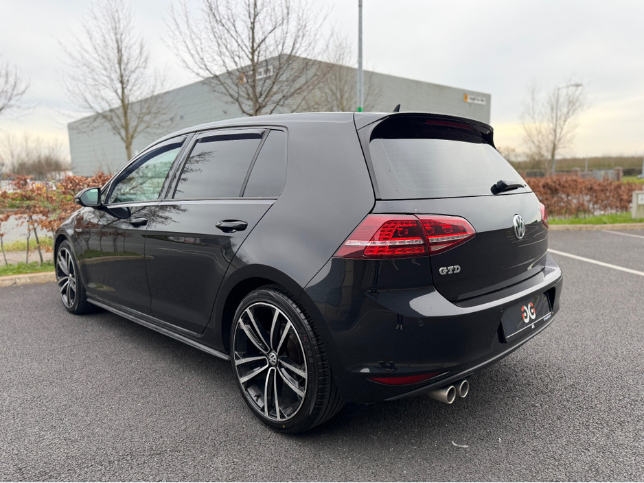 2015 Volkswagen Golf - image 3