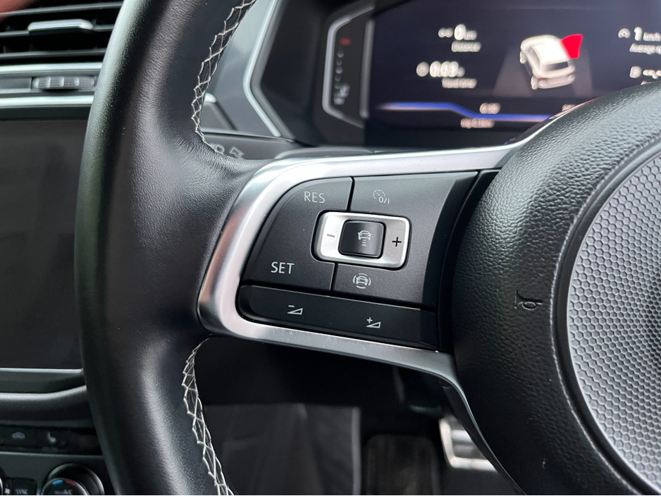 2020 Volkswagen Tiguan R-LINE 4MOTION AUTOMATIC 2.0 DIESEL //LOW MILES//HIGH SPEC//360 PARKING CAMERAS//HALF LEATHER HEATED FRONT AND REAR SEATS//KEYLESS ENTRY// €34,950
