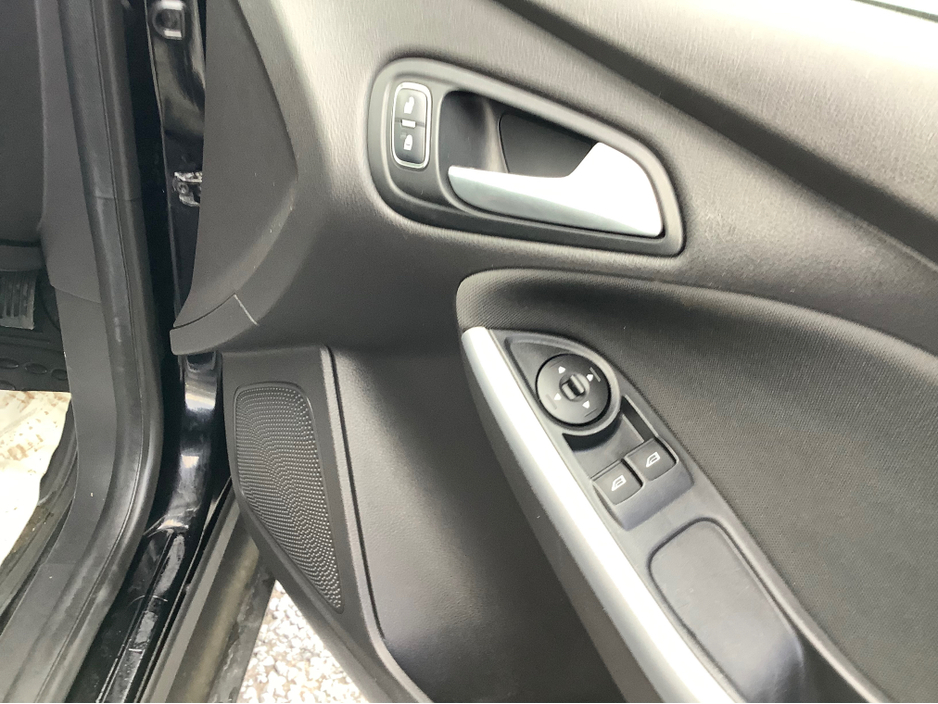 2016 Ford Focus - image 11