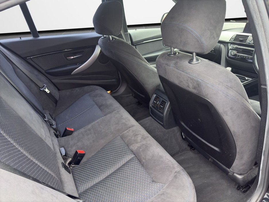 2017 BMW 3 Series - image 12