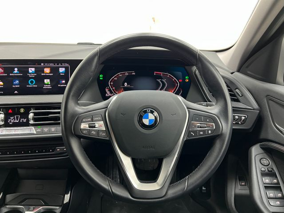 2023 BMW 1 Series - image 22