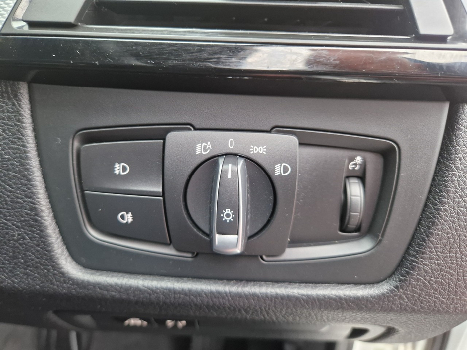 2013 BMW 3 Series - image 32