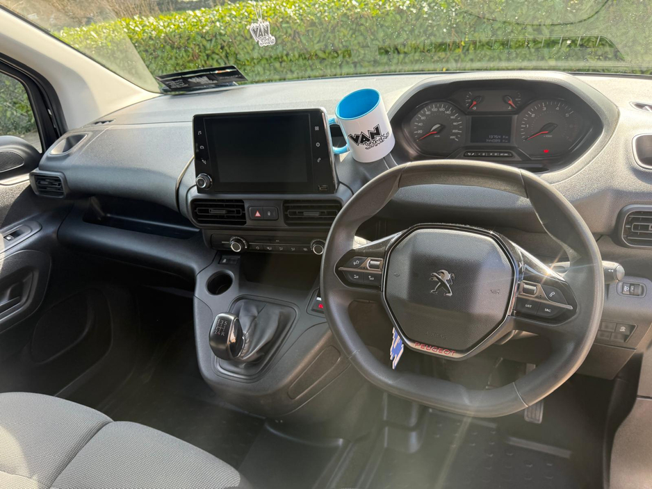 2019 Peugeot Partner - image 16