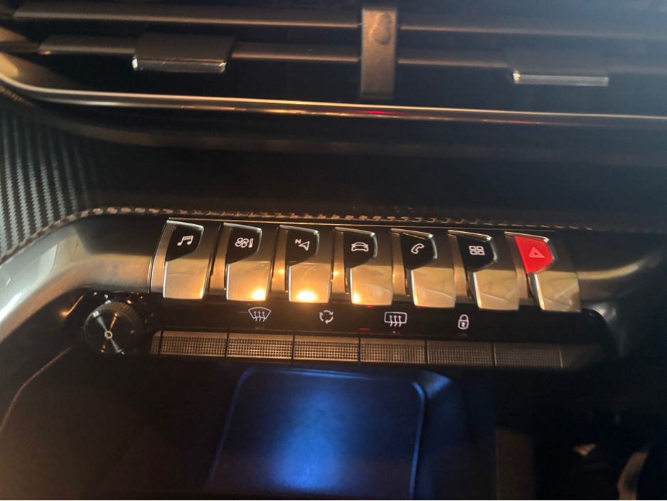 2019 Peugeot 3008 - image 8