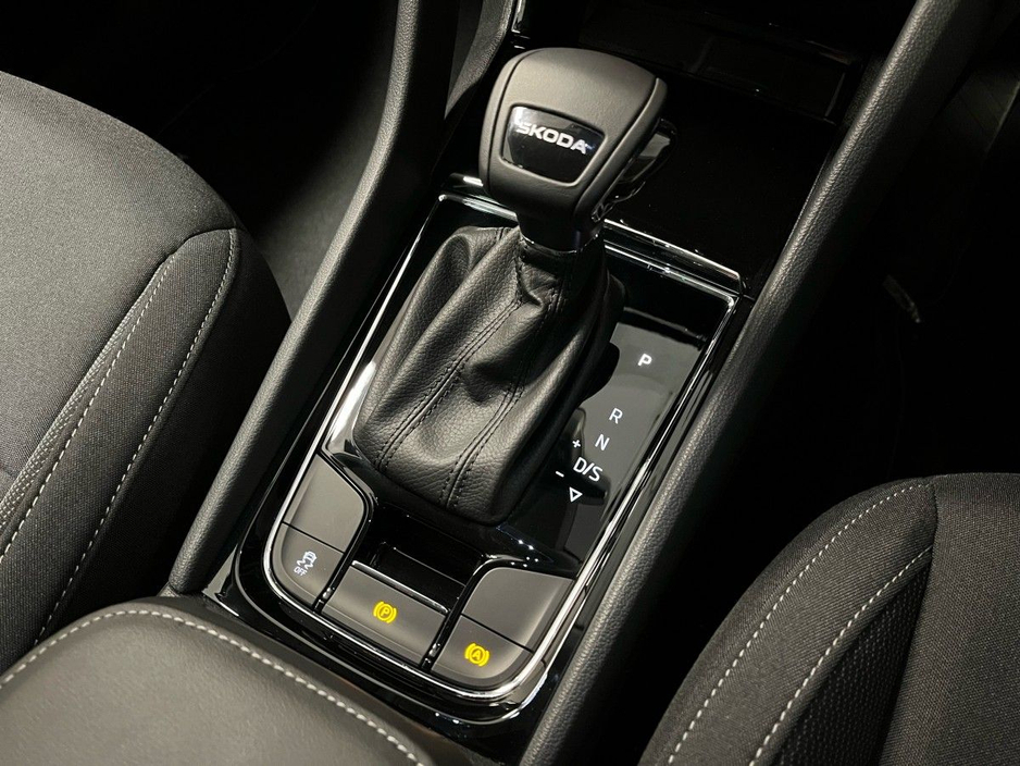 2025 Skoda Karoq Selection DSG 1.5TSI 150BHP - Reversing Camera - Climate Control - Cruise Control - Auto Lights/Wipers - Apple CarPlay/Android Auto €40,950