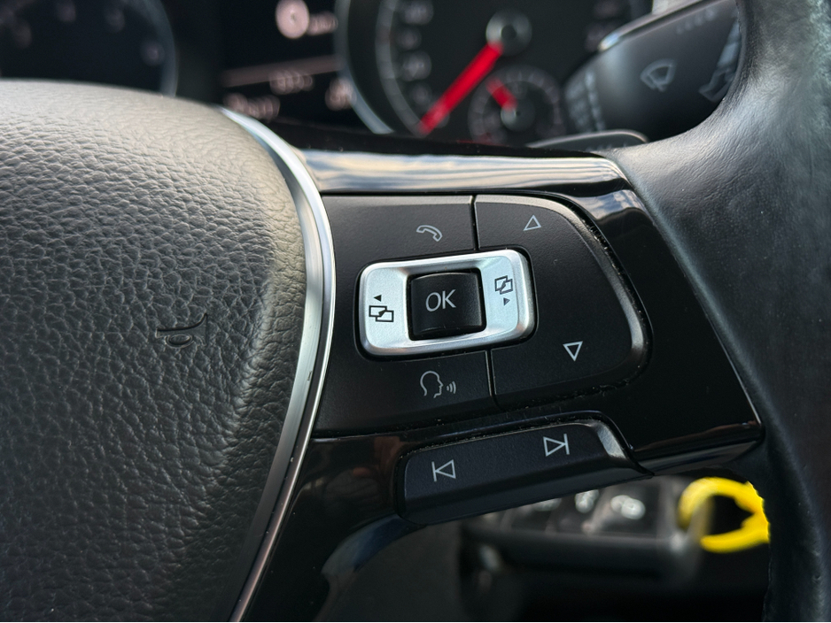 2013 Volkswagen Golf - image 20