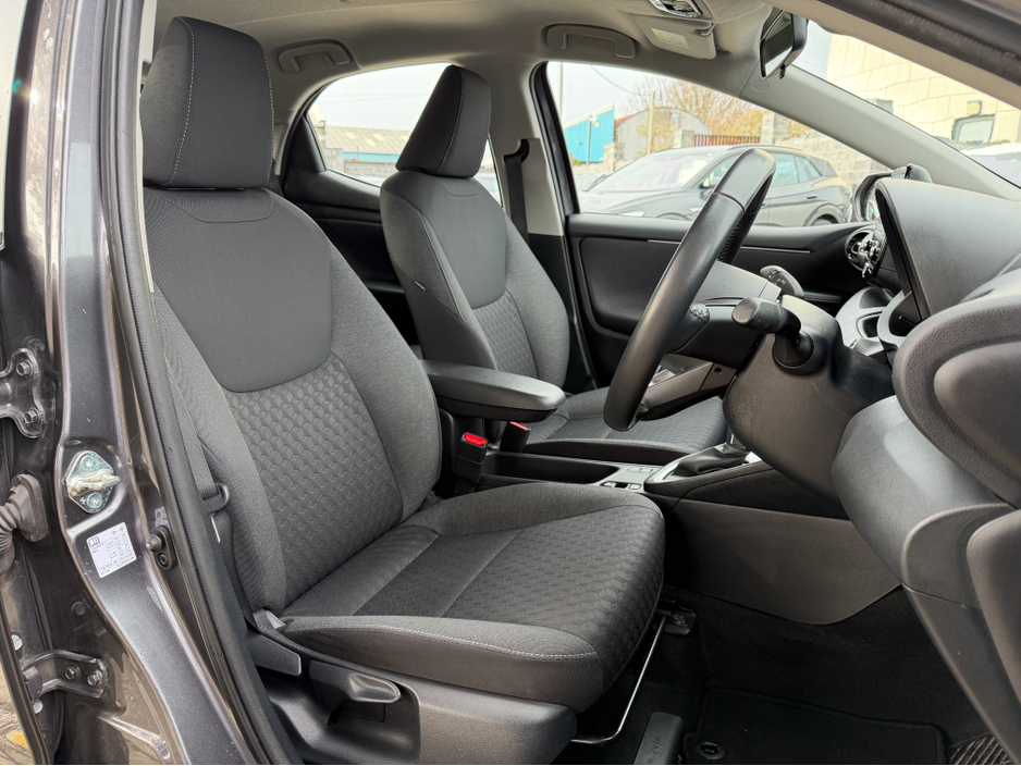 2023 Toyota Yaris - image 13