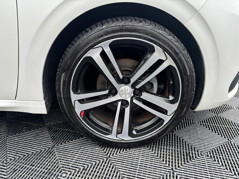2016 Peugeot 208 - image 3