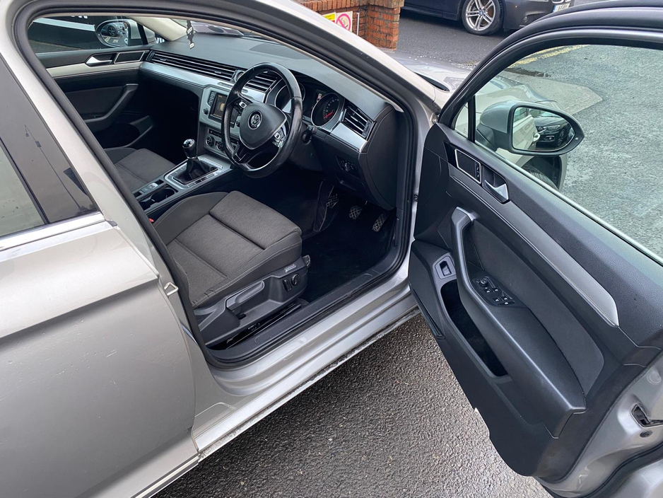 2015 Volkswagen Passat - image 5