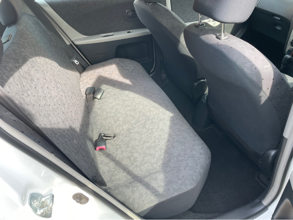 2010 Toyota Yaris - image 14