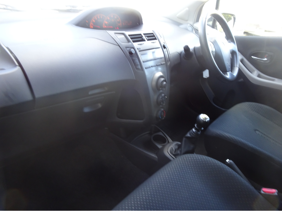 2010 Toyota Yaris - image 18