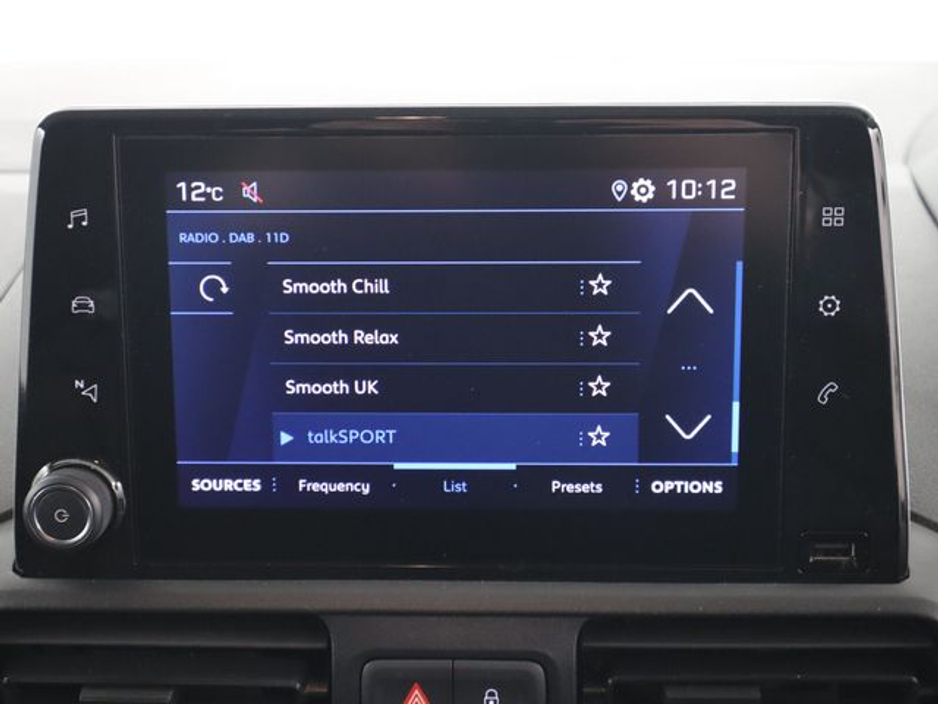 2022 Peugeot Partner - image 9