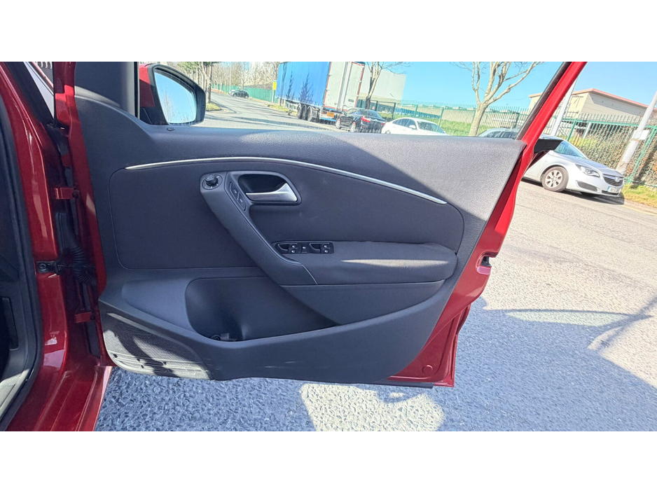 2014 Volkswagen Polo - image 9