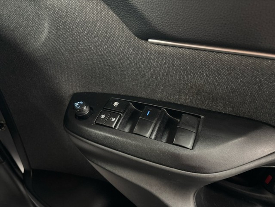 2022 Toyota Yaris Cross - image 16