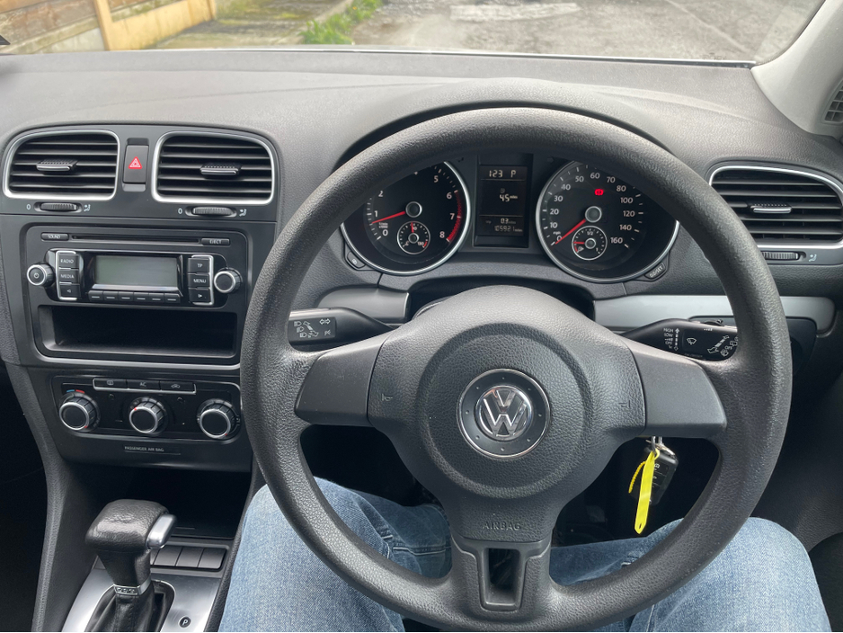 2010 Volkswagen Golf - image 9