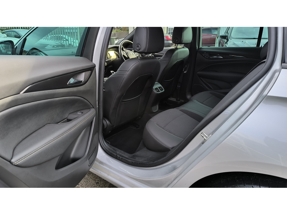 2021 Opel Insignia - image 14