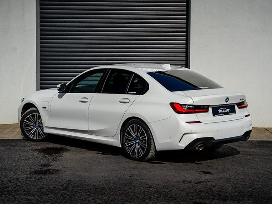 2022 BMW 3 Series - image 3