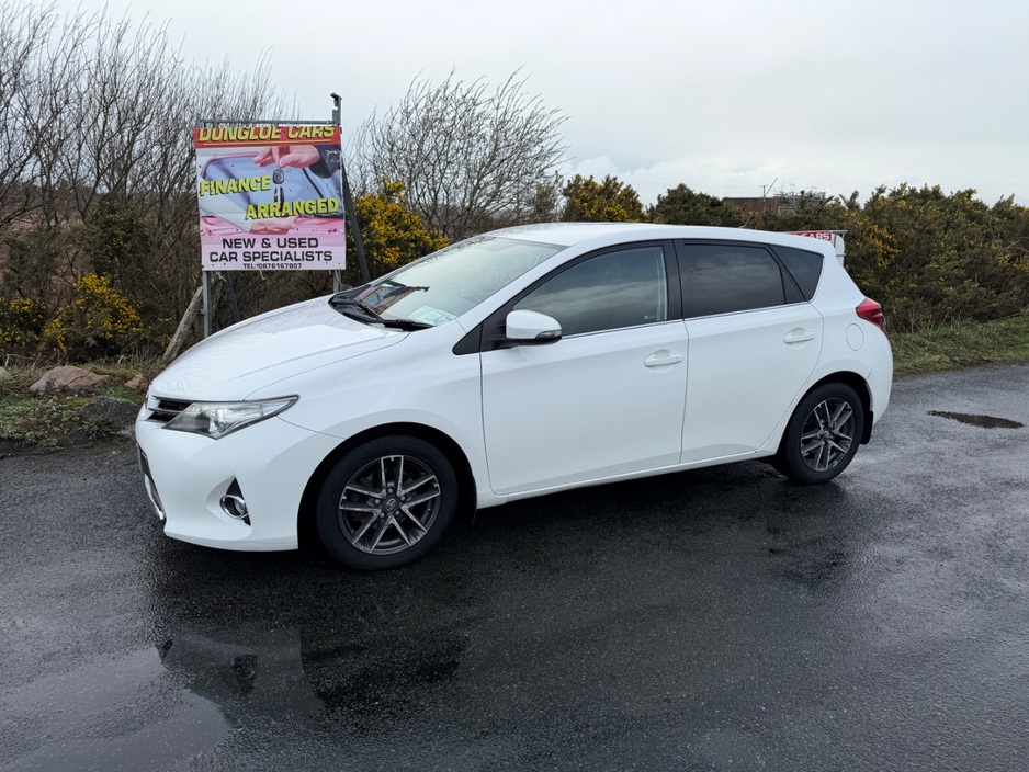 2015 Toyota Auris - image 2