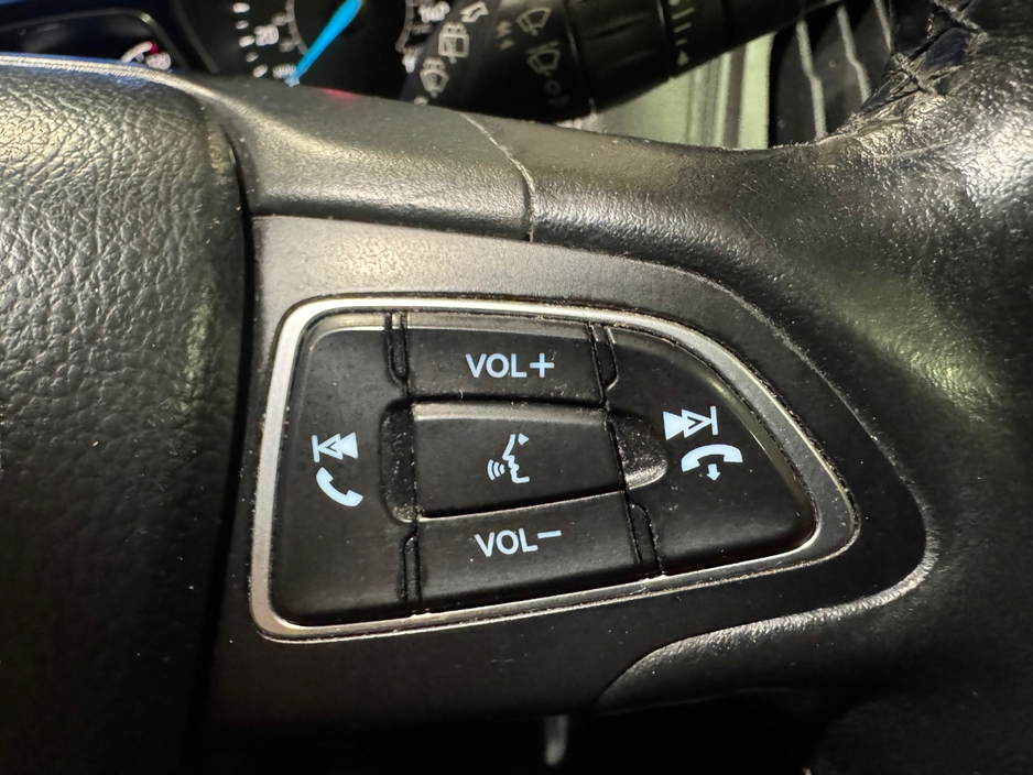 2015 Ford Focus - image 25