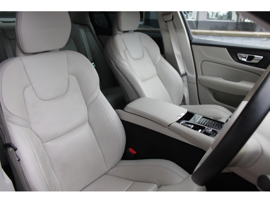 2020 Volvo S60 - image 12