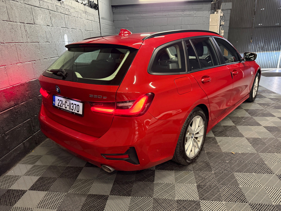 2022 BMW 3 Series - image 3