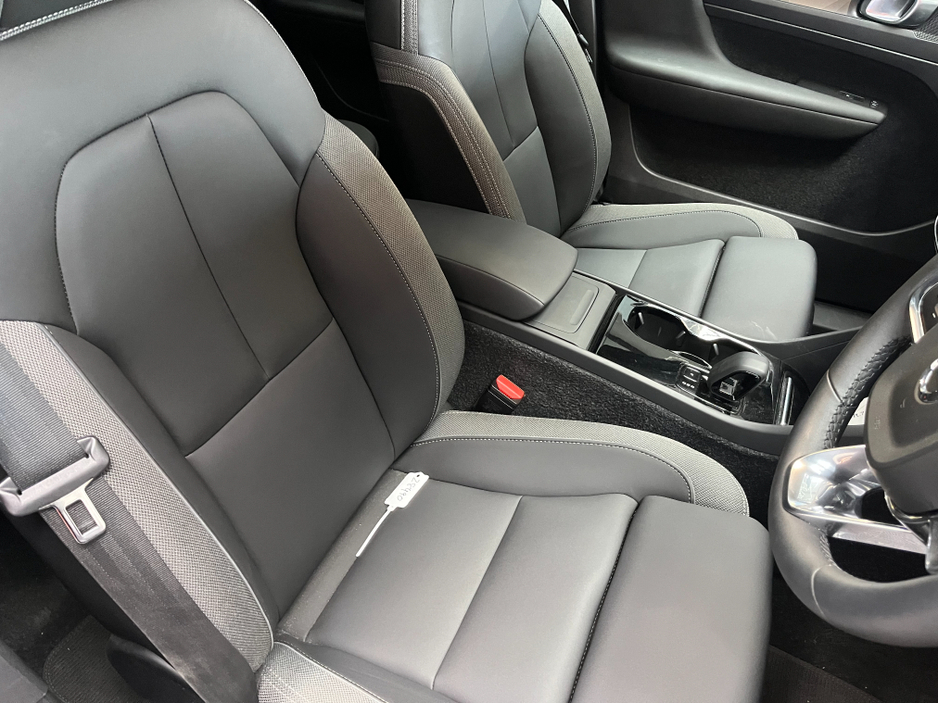 2022 Volvo XC40 - image 10