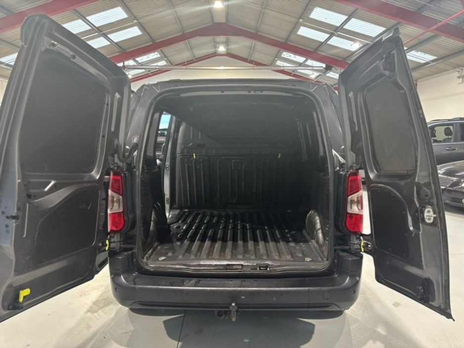 2020 Toyota Proace City - image 10