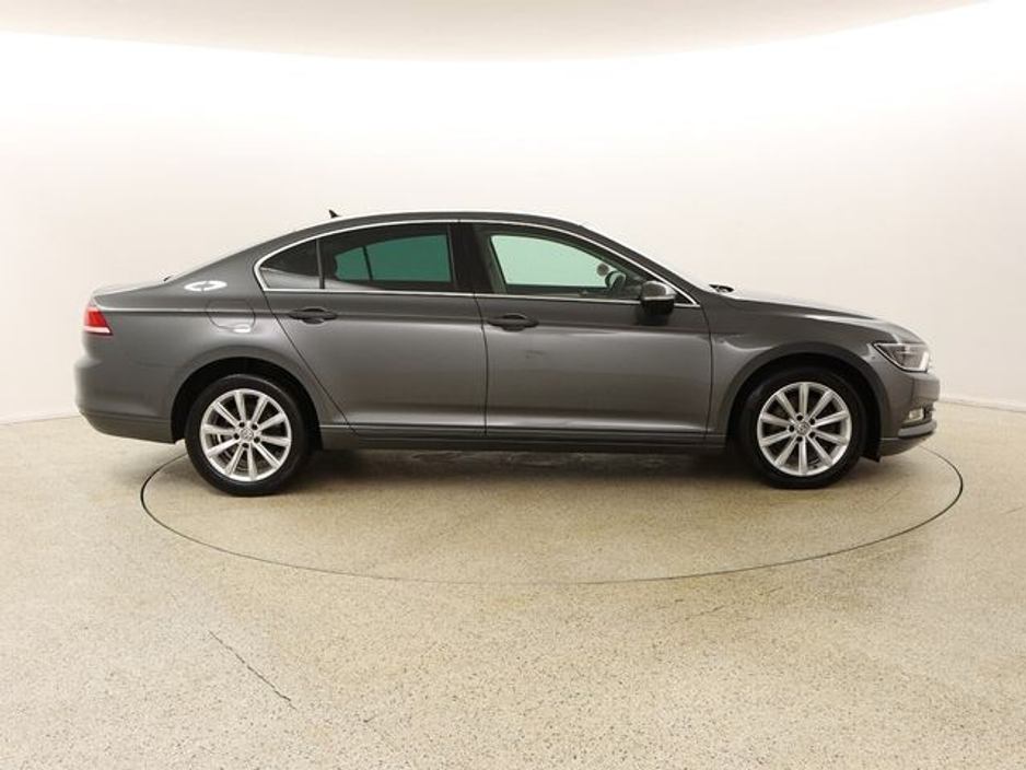 2016 Volkswagen Passat - image 8