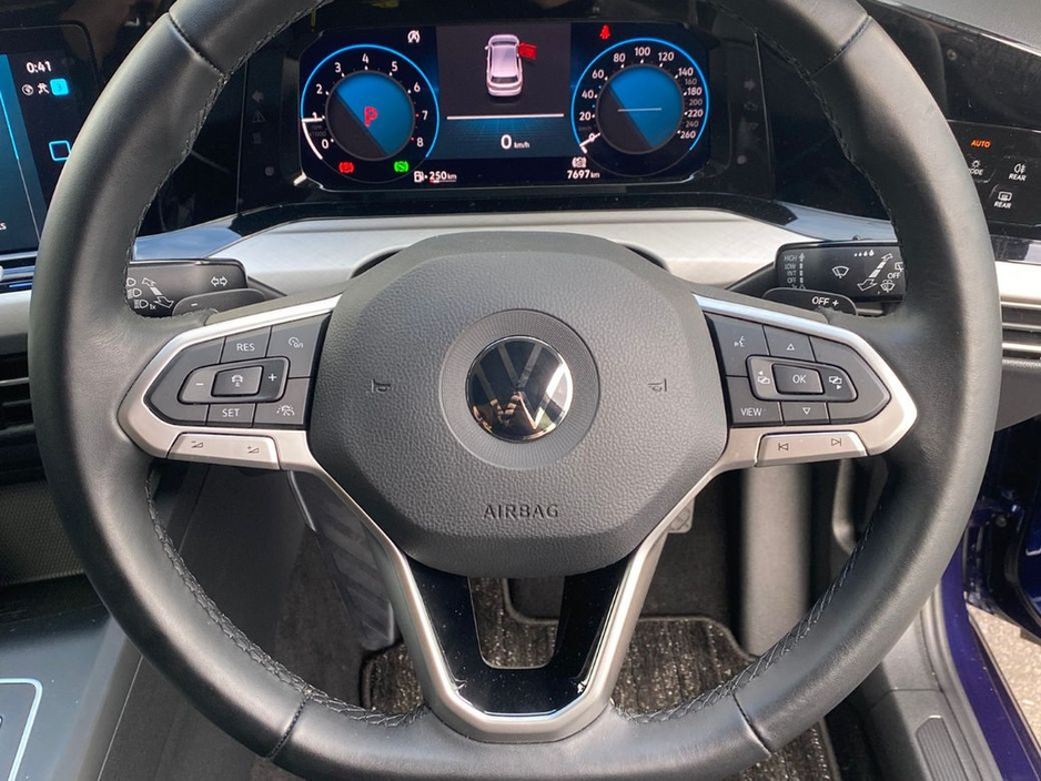 2022 Volkswagen Golf - image 11