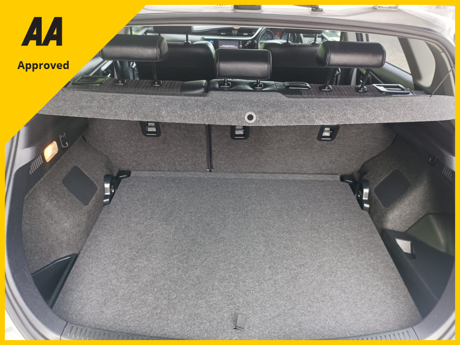 2016 Toyota Auris 1.8 PETROL HYBRID HALF LEATHER INTERIOR IMMACULATE INSIDE WITH ONLY 27,404kms COMPREHENSIVE SERVICE HISTORY (10 STAMPS) REVERSE CAMERA TOUCH SCREEN RADIO APPLE CARPLAY&ANDROIDAUTO FACTORY IMMOBILISER €16,795