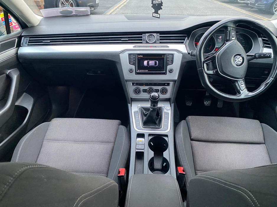 2015 Volkswagen Passat - image 4