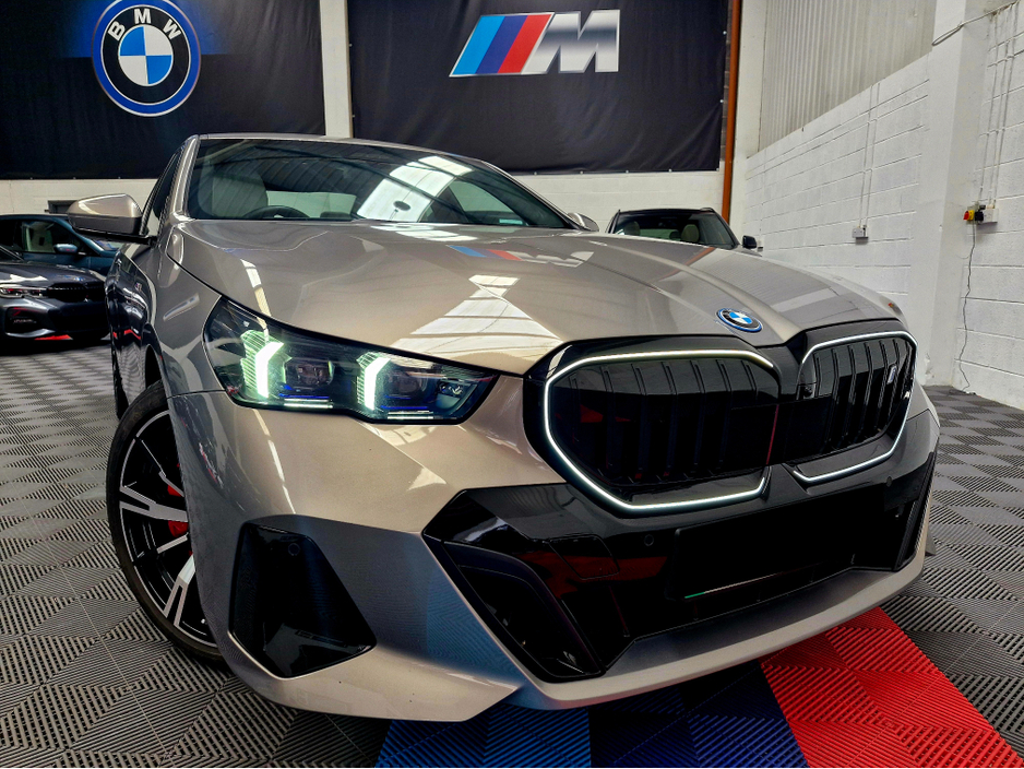 2025 BMW i5 - image 3