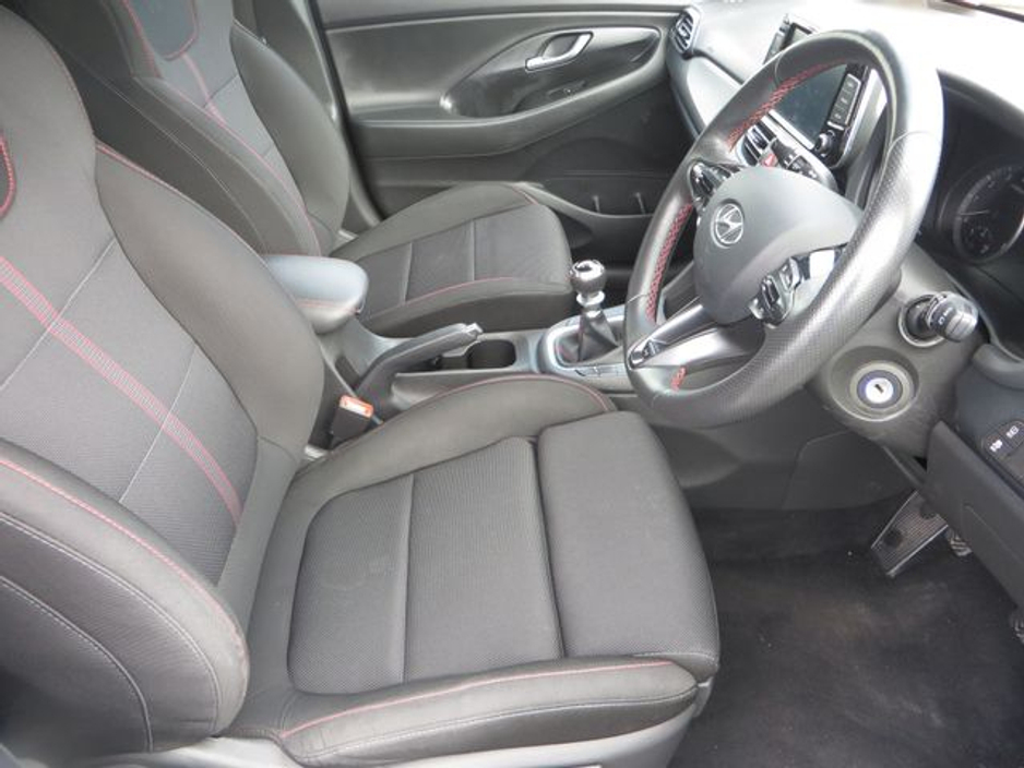 2022 Hyundai i30 - image 12