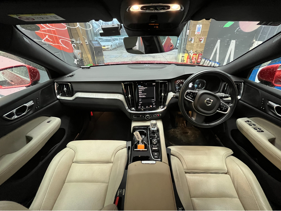 2021 Volvo V60 - image 21