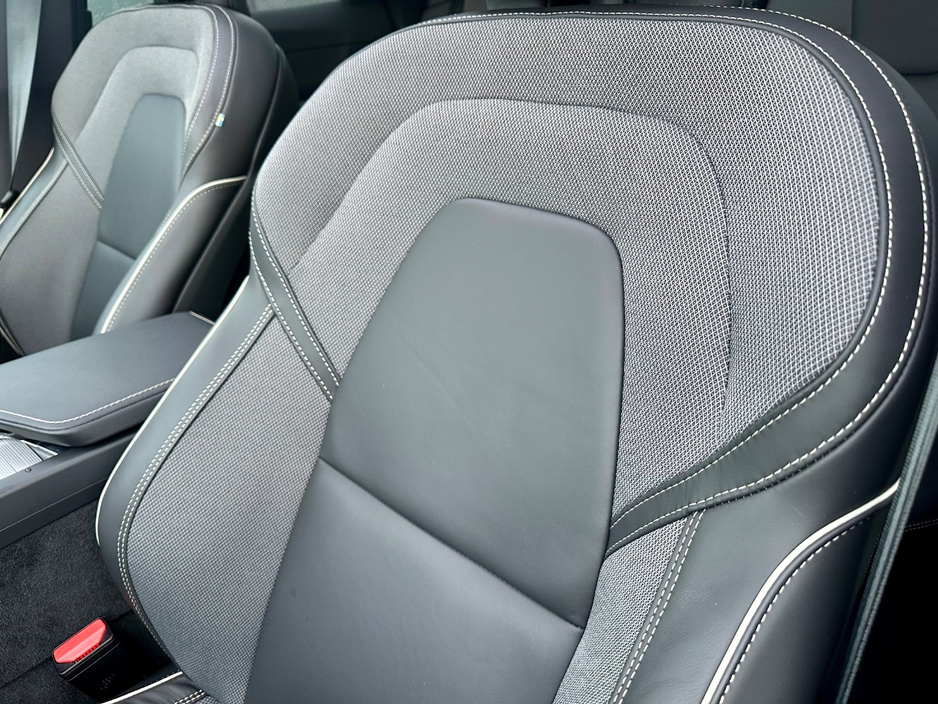 2025 Volvo XC60 - image 20