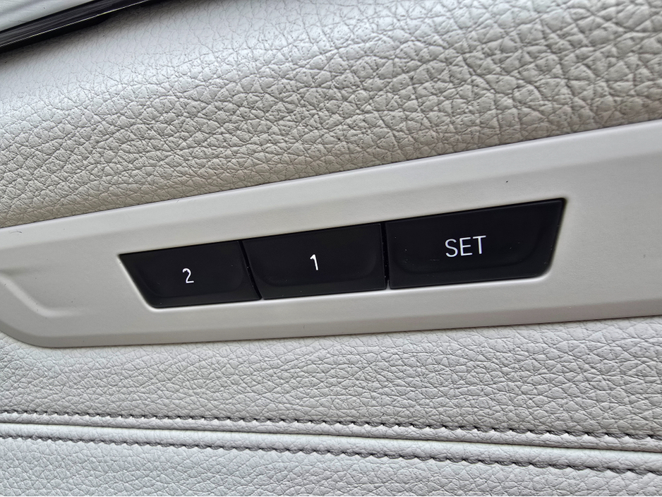 2017 BMW 5 Series - image 21